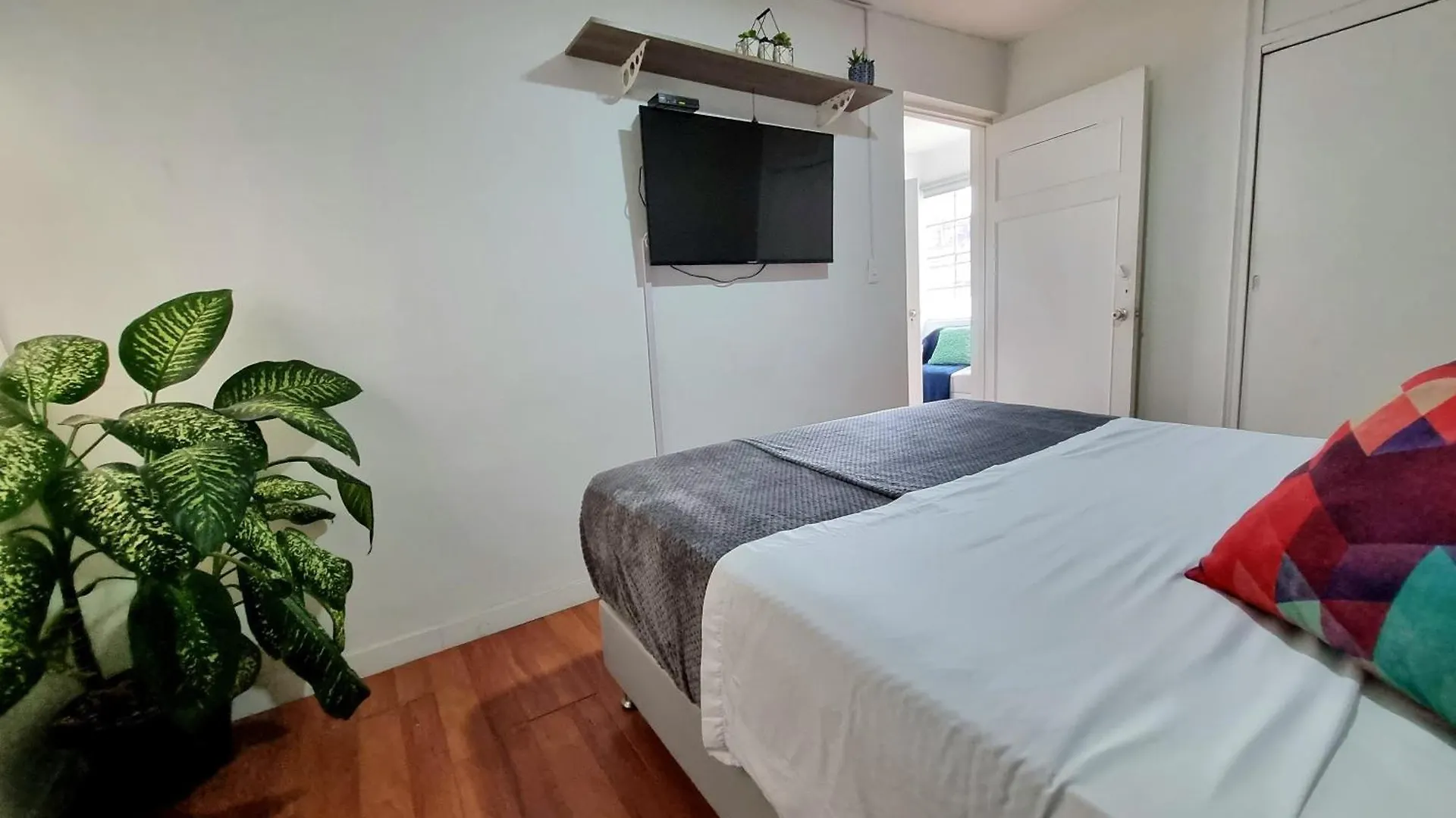 Hermoso Apartamento Con Terraza En Laureles contacts